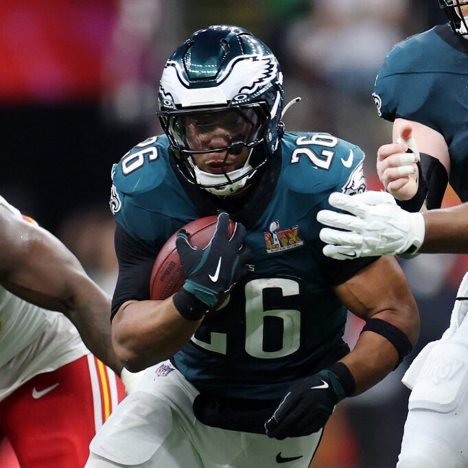 Saquon-Barkley-Philadelphia-Eagles-4-aspect-ratio-1-1