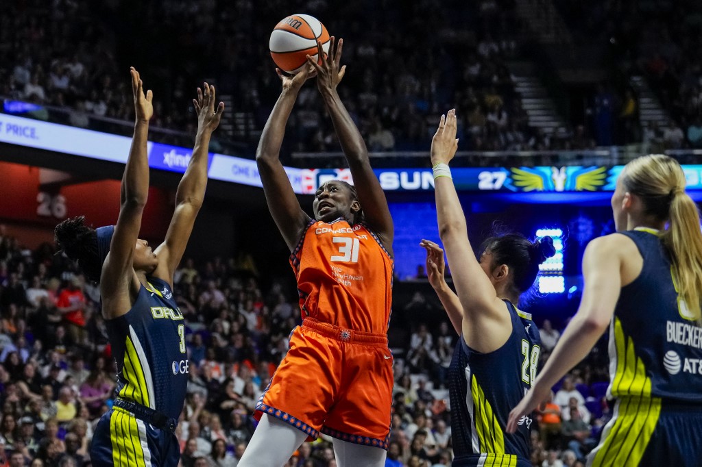 Dallas Wings v Connecticut Sun