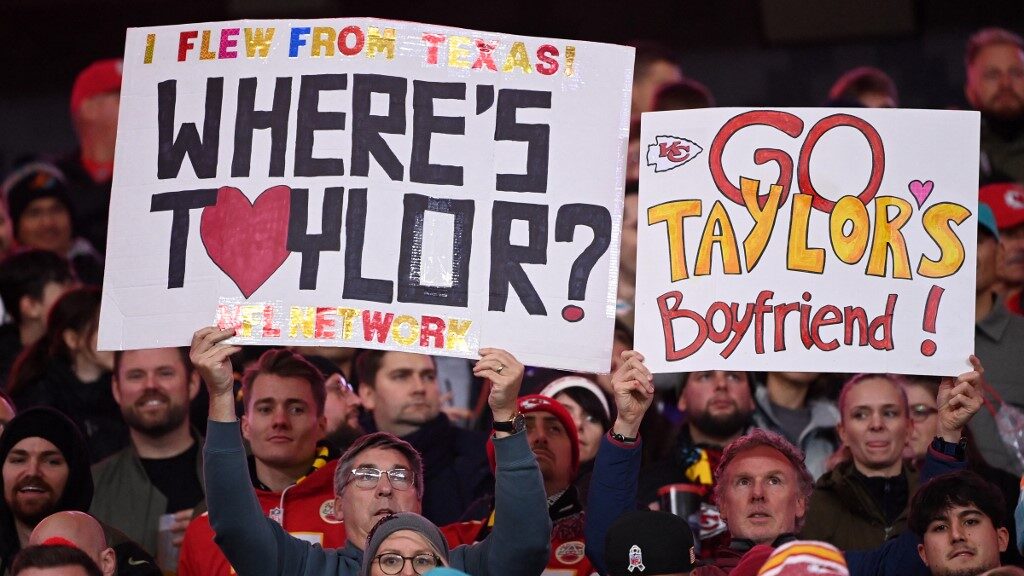 Taylor-Swifts-placards-aspect-ratio-16-9