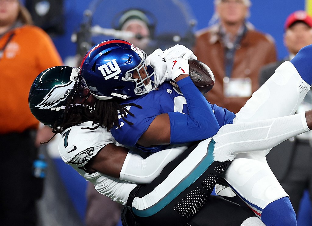 Lil'Jordan Humphrey #89 of the New York Giants makes a catch as Kelee Ringo #7 of the Philadelphia Eagles defends.