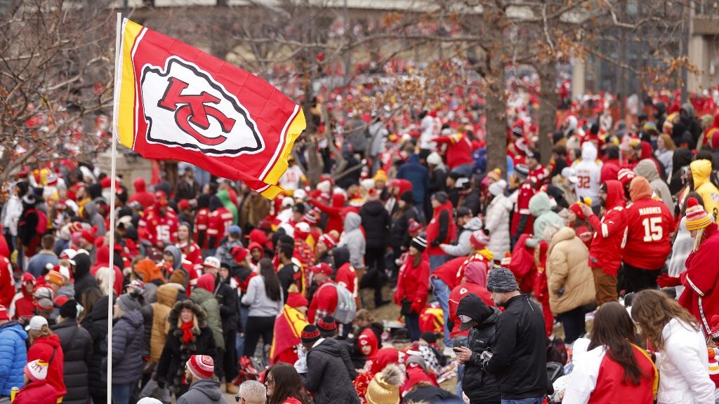fans-of-kansas-city-chiefs-before-victory-parade-aspect-ratio-16-9