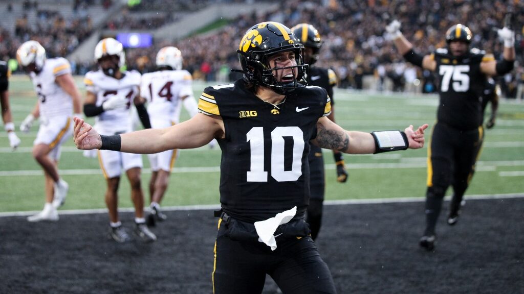 jeremy-hecklinski-iowa-hawkeyes-v-minnesota-golden-gophers-aspect-ratio-16-9