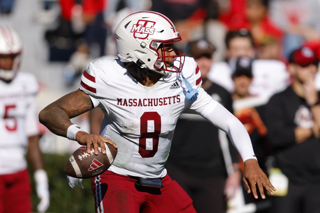 AJ Hairston of the Massachusetts Minutemen, a team featured in our Wednesday night college football picks, looks to pass during the second quarter against the Georgia Bulldogs.