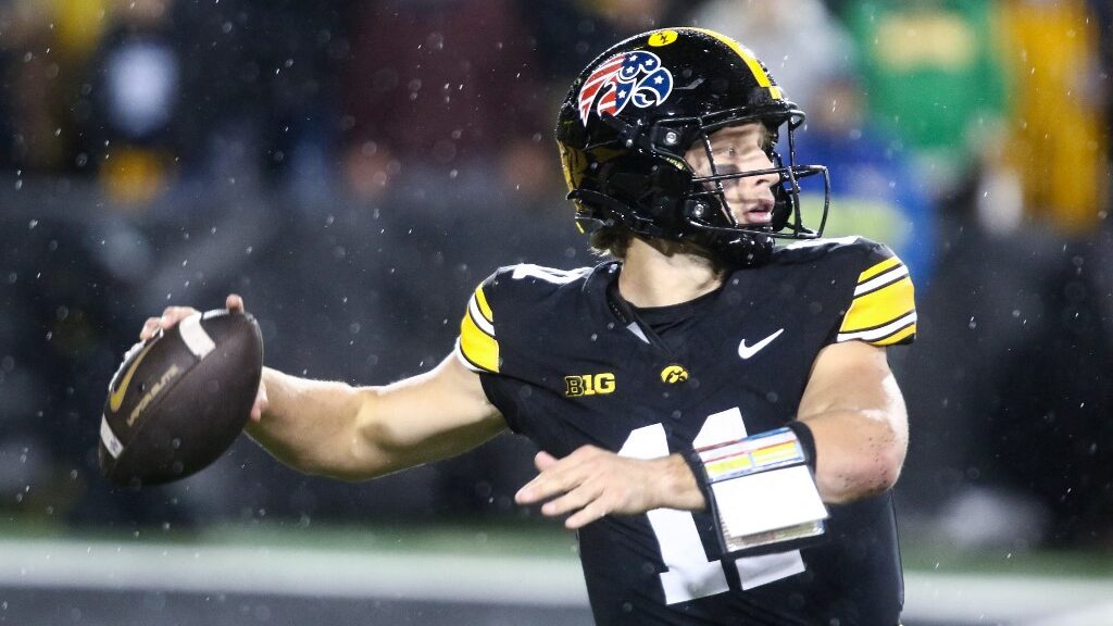 iowa-hawkeyes-vs-oregon-ducks-Saturday-college-football-aspect-ratio-16-9