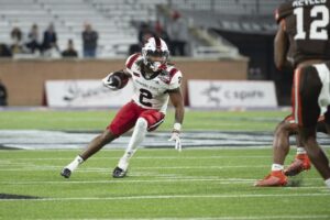 Running back Ja'Quez Cross of the Arkansas State Red Wolves, featured in our Thursday night college football bets, at play against the Bowling Green Falcons.