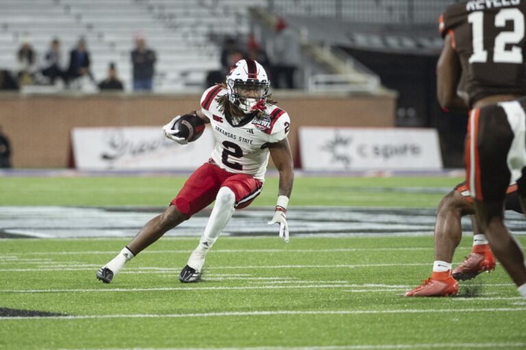 Running back Ja'Quez Cross of the Arkansas State Red Wolves, featured in our Thursday night college football bets, at play against the Bowling Green Falcons.
