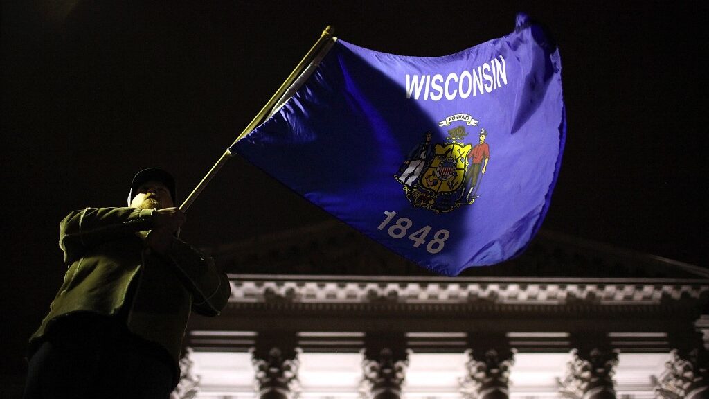 wisconsin-state-flag-outside-state-capitol-aspect-ratio-16-9