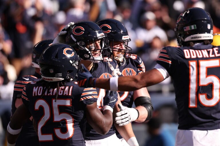 Colston Loveland #84 of the Chicago Bears celebrates a touchdown during the second quarter against the Pittsburgh Steelers.