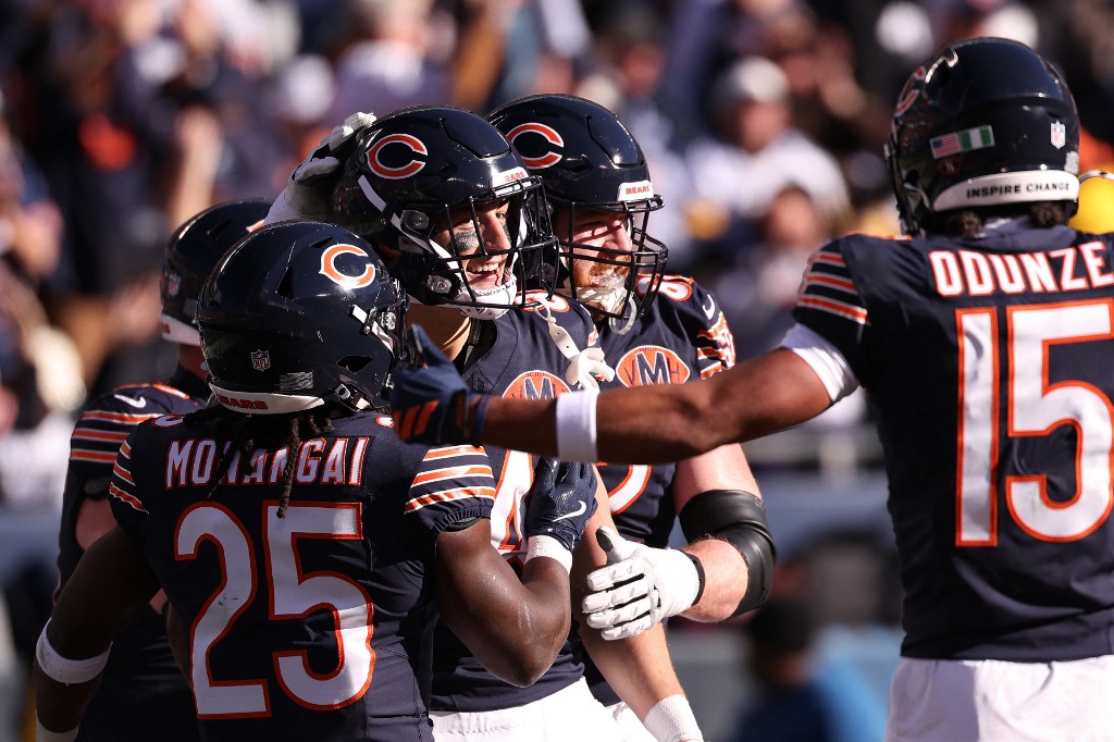 Colston Loveland #84 of the Chicago Bears celebrates a touchdown during the second quarter against the Pittsburgh Steelers.