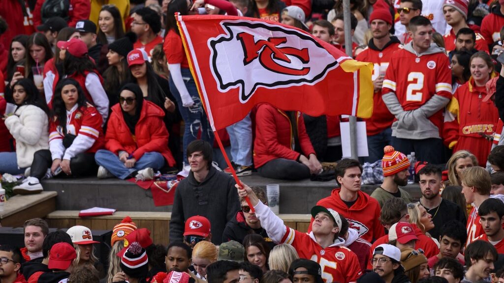 Kansas-City-Chiefs-fans-aspect-ratio-16-9