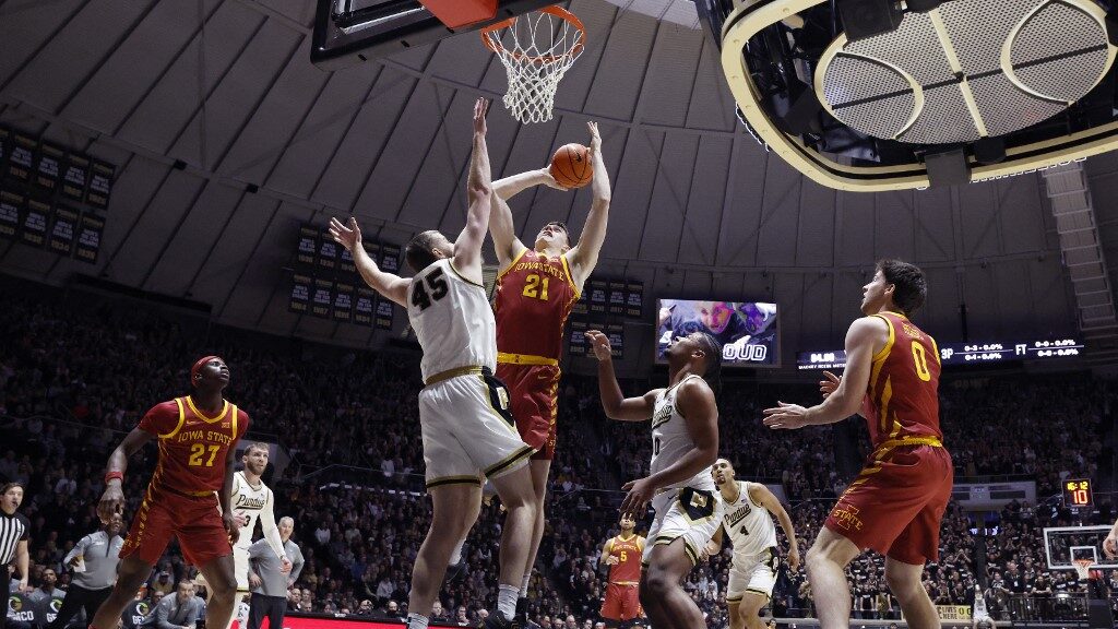 Dominykas-Pleta-21-of-the-Iowa-State-Cyclones-shoots-over-Oscar-Cluff-2-aspect-ratio-16-9