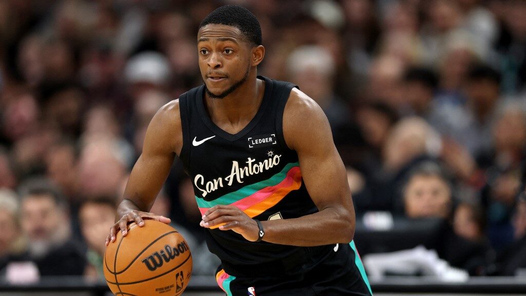 DeAaron-Fox-4-of-the-San-Antonio-Spurs-in-action-aspect-ratio-16-9