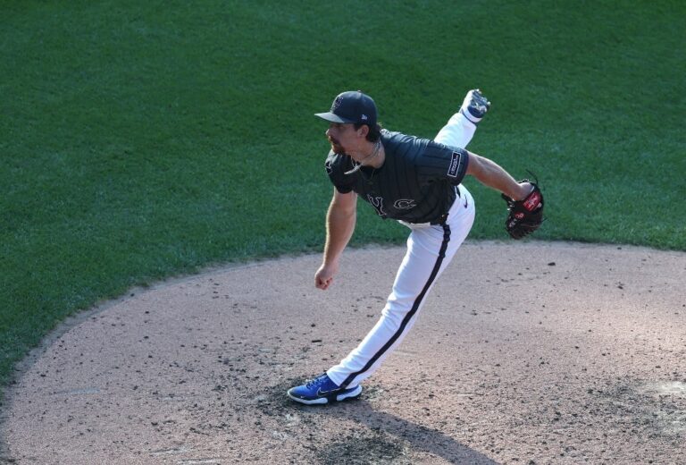 Nolan McLean #26 of the New York Mets pitches against the Seattle Mariners.